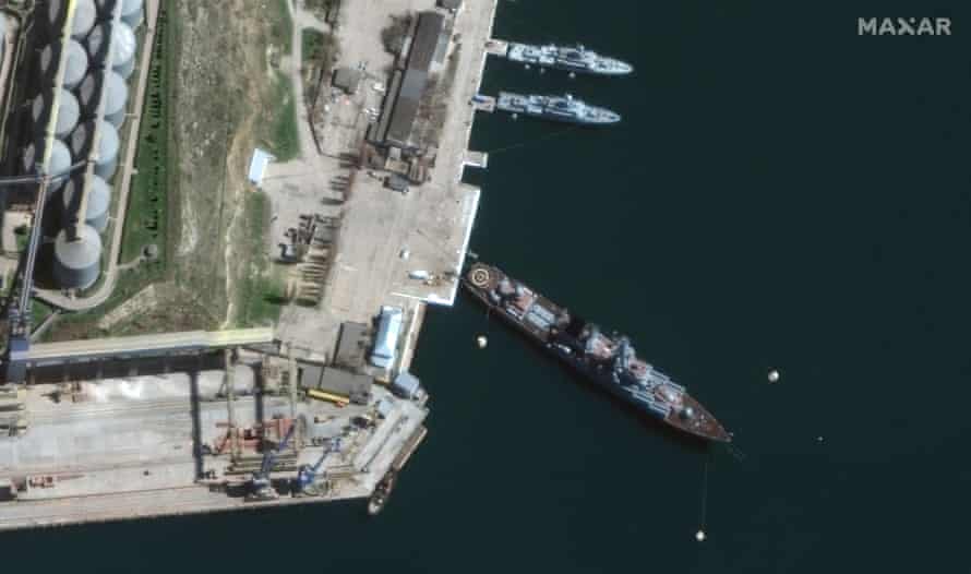 Dieses von Maxar Technologies bereitgestellte Satellitenbild zeigt den Kreuzer Moskva am 7. April im Hafen von Sewastopol auf der Krim.