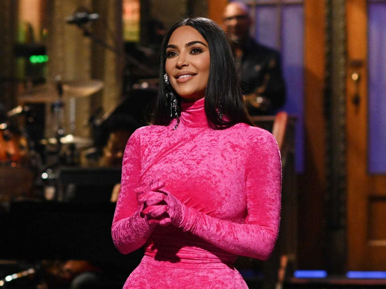 Kim Kardashian trug während ihres Auftritts bei „Saturday Night Live“ einen rosa Ganzkörperanzug.