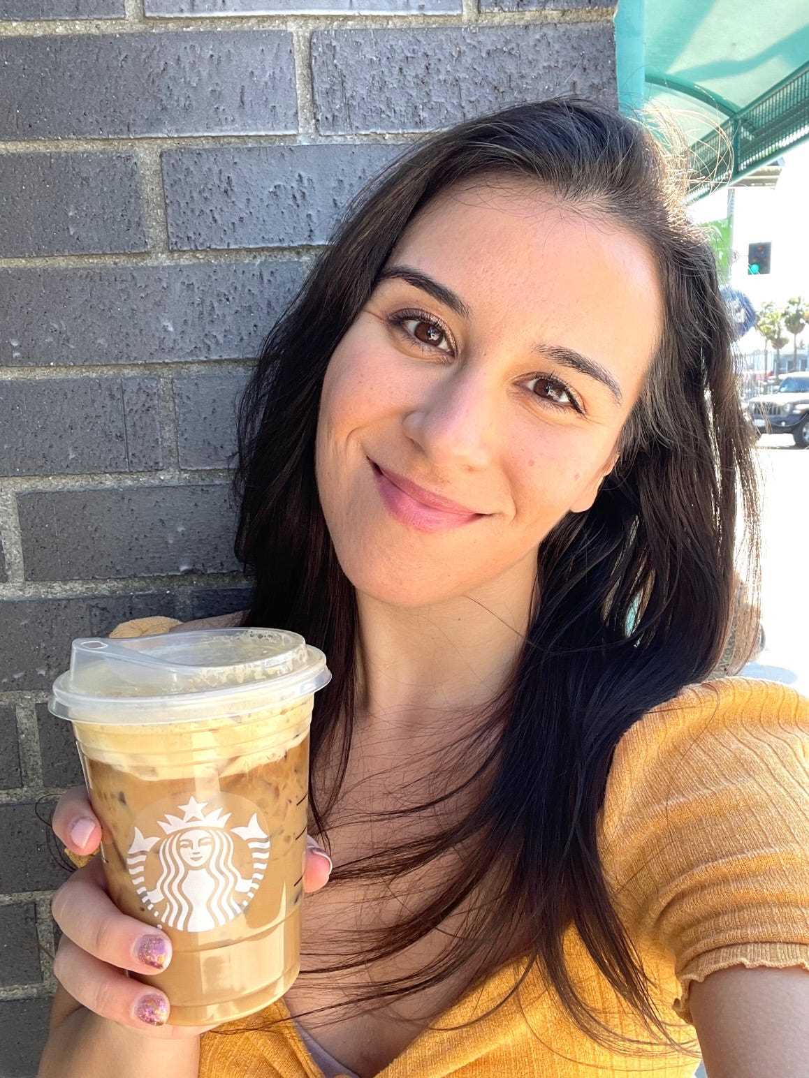 Anneta mit Starbucks Iced Toasted Vanilla Hafermilch Shake Espresso