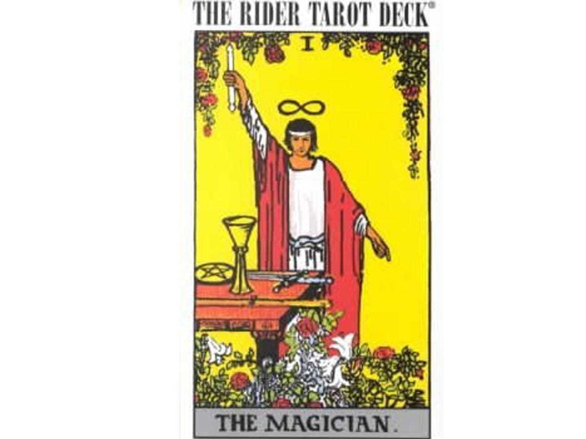 Foto eines Zauberers, der mit dem linken Arm in der Luft steht und einen Zauberstab hinter einem leuchtend gelben Hintergrund hält