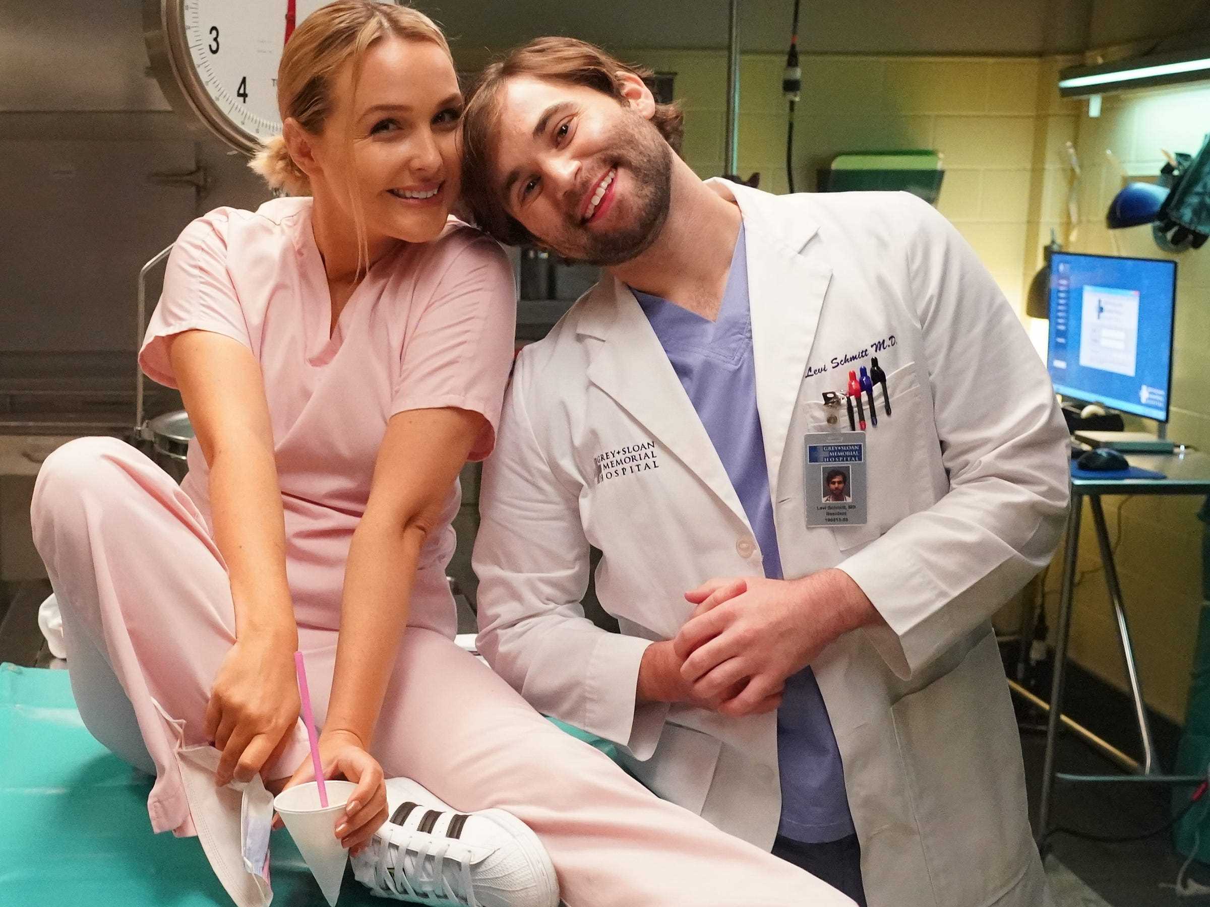 Camilla Luddington und Joke Borelli am Set von „Grey’s Anatomy“.