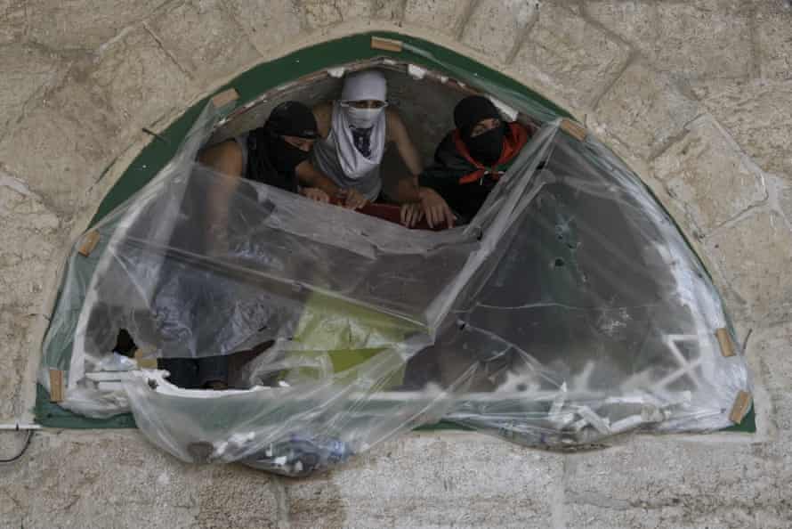 Maskierte Palästinenser beziehen Stellung um das Gelände.