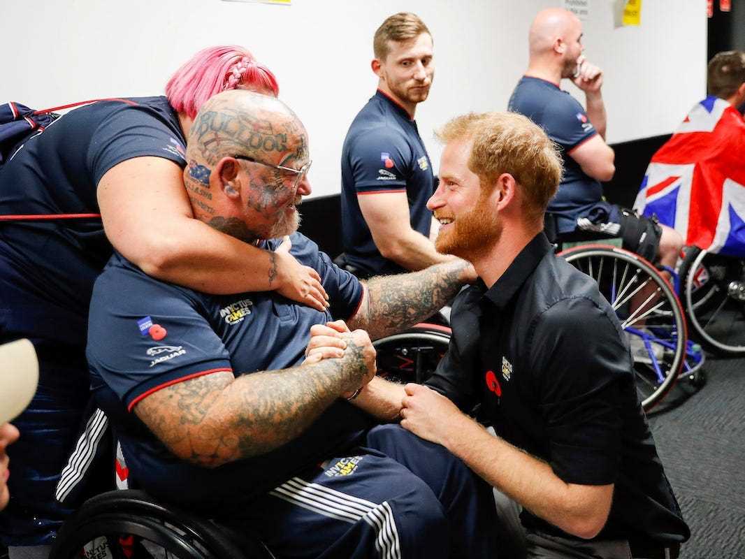 Prinz Harry gratuliert Paul Guest vom US-Rollstuhlbasketballteam zum Gewinn der Goldmedaille im Finale am achten Tag der Invictus Games Sydney, Australien, Samstag, 27. Oktober 2018.