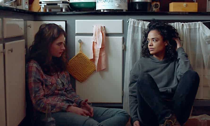 Lily James und Tessa Thompson in Crossing the Line.