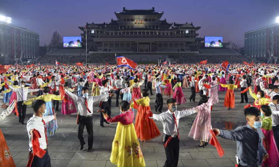 Menschen tanzen auf dem Kim-Il-Sung-Platz in Pjöngjang.