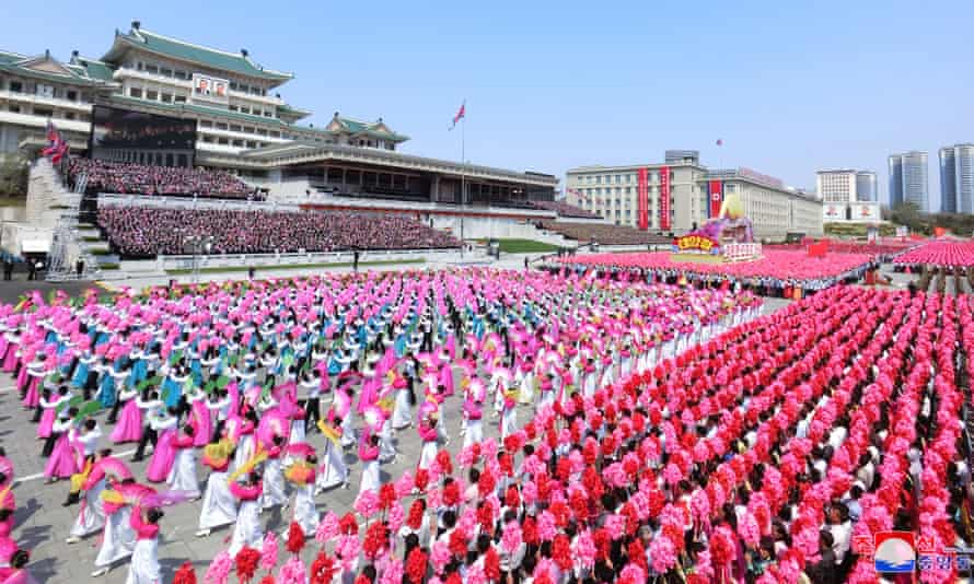 Nordkoreaner marschieren im Zentrum von Pjöngjang, um den 110. Geburtstag von Kim Il-sung zu feiern.