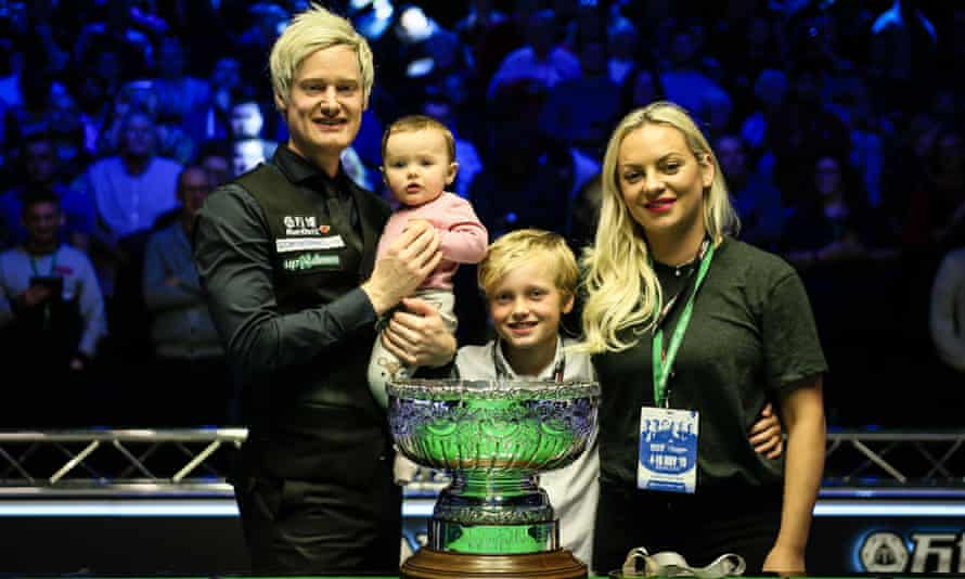 Robertson mit seiner Frau Mille und den beiden Kindern Penelope und Alexander, nachdem er 2019 in Coventry das Champion of Champions-Finale gewonnen hatte.