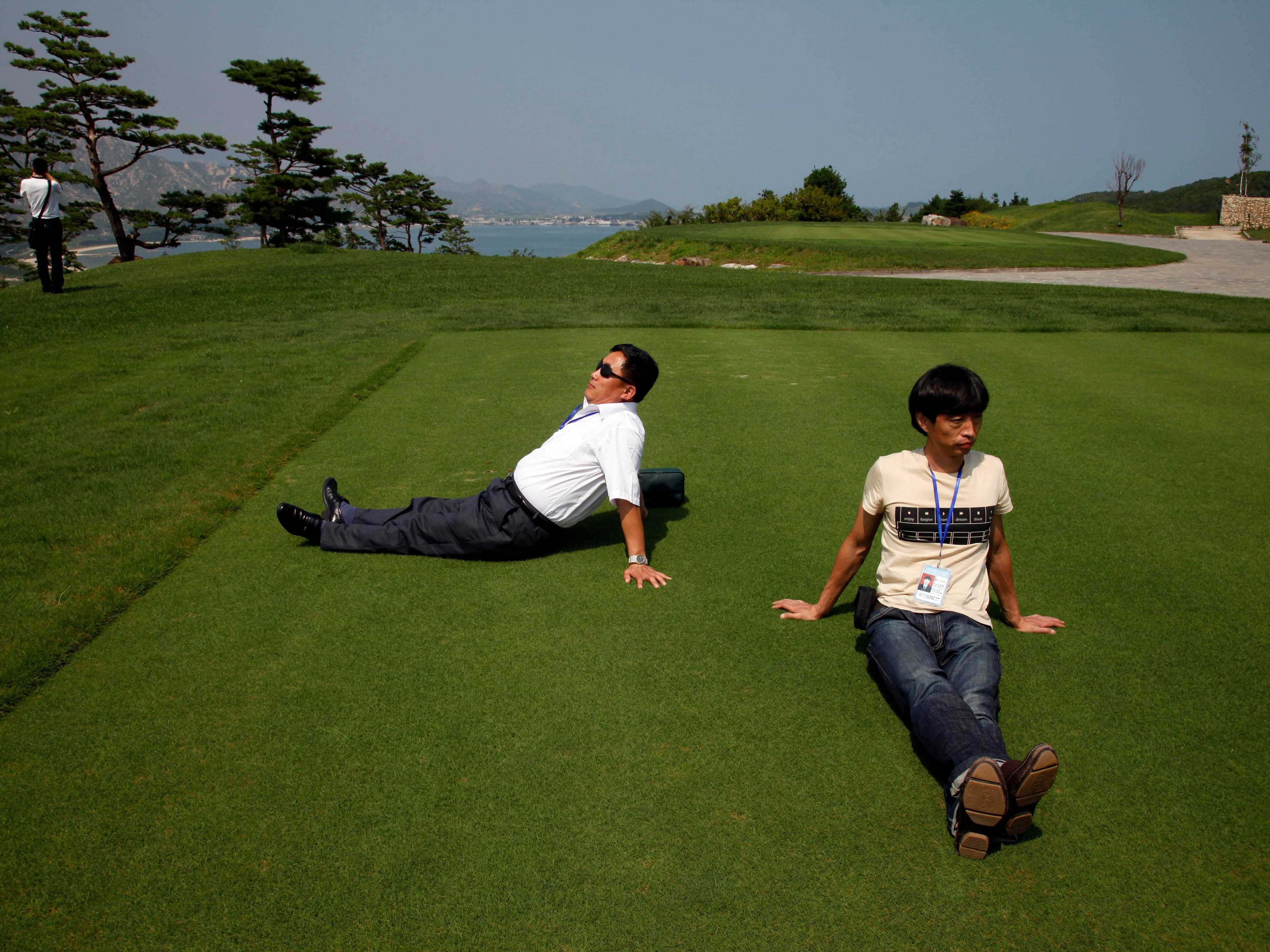 Besucher erfreuen sich am 1. September 2011 am gepflegten Rasen des südkoreanischen Golfplatzes im Mount Kumgang Resort, auch bekannt als Diamond Mountain, in Nordkorea.