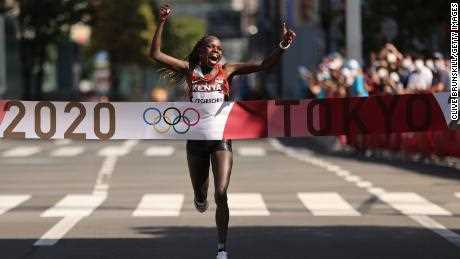 Die Kenianerin Peres Jepchirchir feiert, als sie die Ziellinie überquert, um die Goldmedaille im Marathonfinale der Frauen bei den Olympischen Spielen 2020 in Tokio am 7. August 2021 in Japan zu gewinnen.