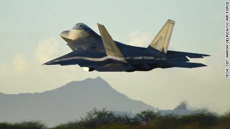 (2021) Die US-Luftwaffe schickt inmitten der Spannungen mit China Dutzende von F-22-Kampfflugzeugen in den Pazifik