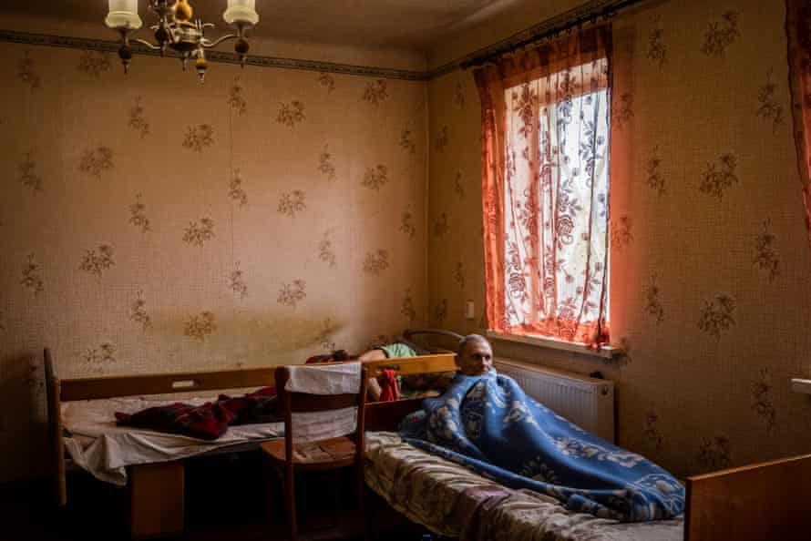 Männer liegen im Bett in einem Pflegeheim in Chasiv Jar, Gebiet Donezk
