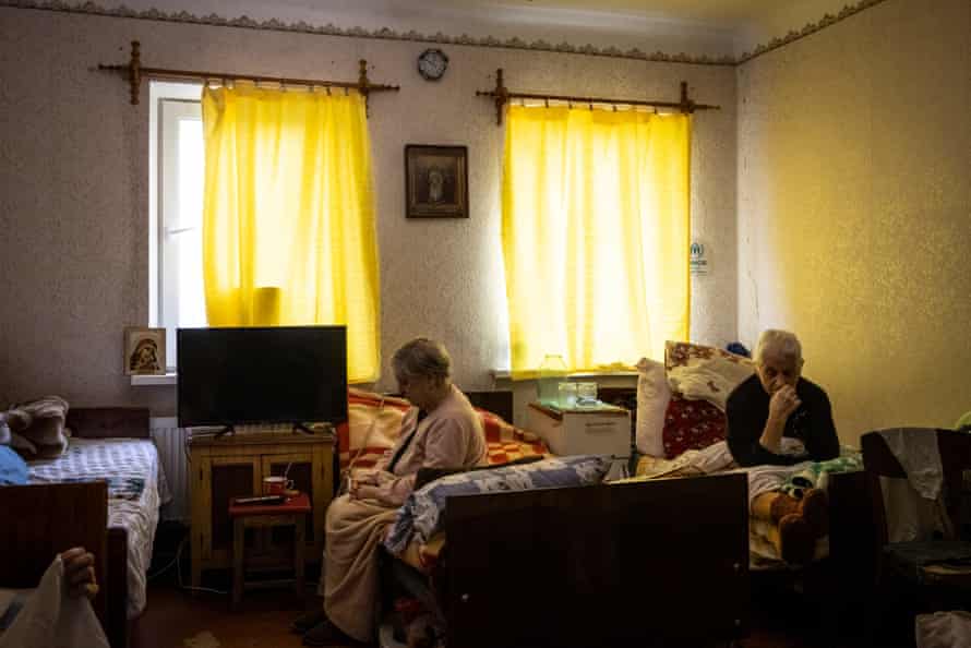 Larysa Mochaleva (links) in einem Pflegeheim in Chasiv Jar, Gebiet Donezk.