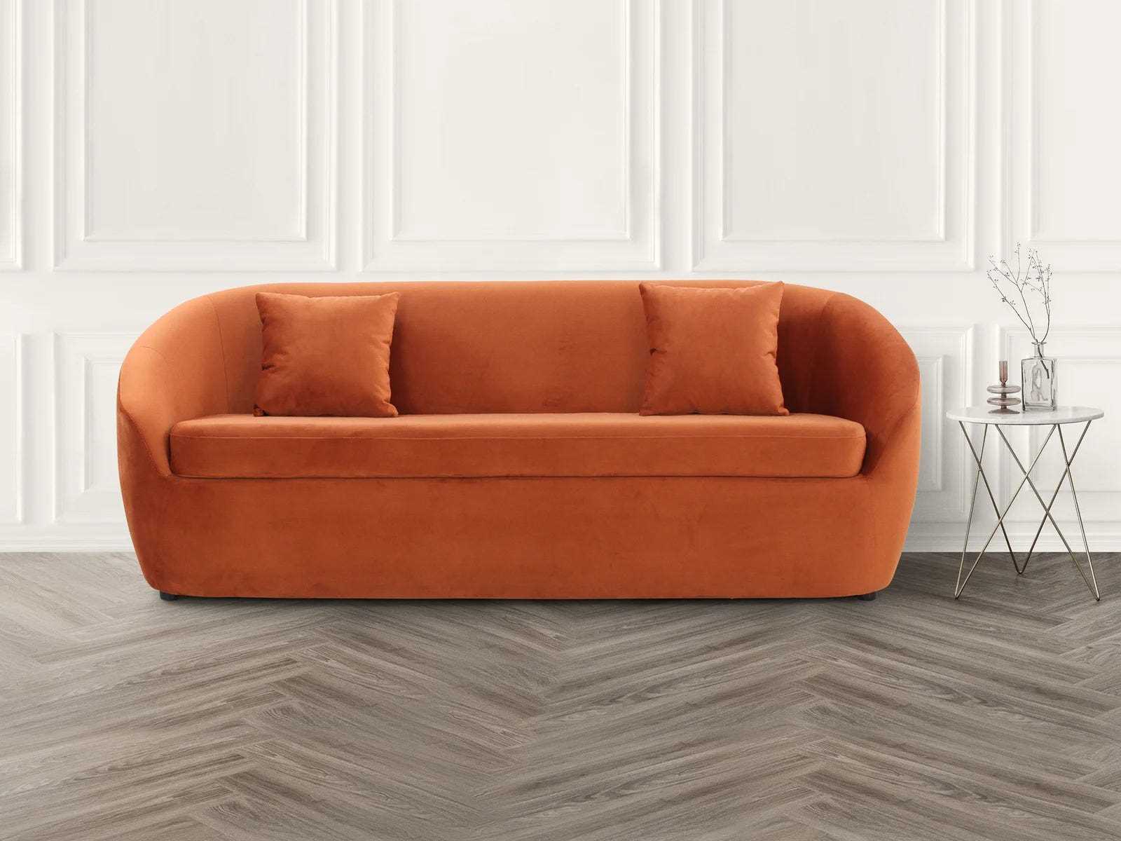 geschwungenes Sofa aus orangefarbenem Samt mit zwei passenden Wurfkissen