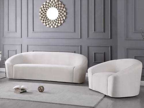 Das Wade Logan Brae 91-Zoll Velvet Curved Sofa in einem Wohnzimmer mit anderen Möbeln.