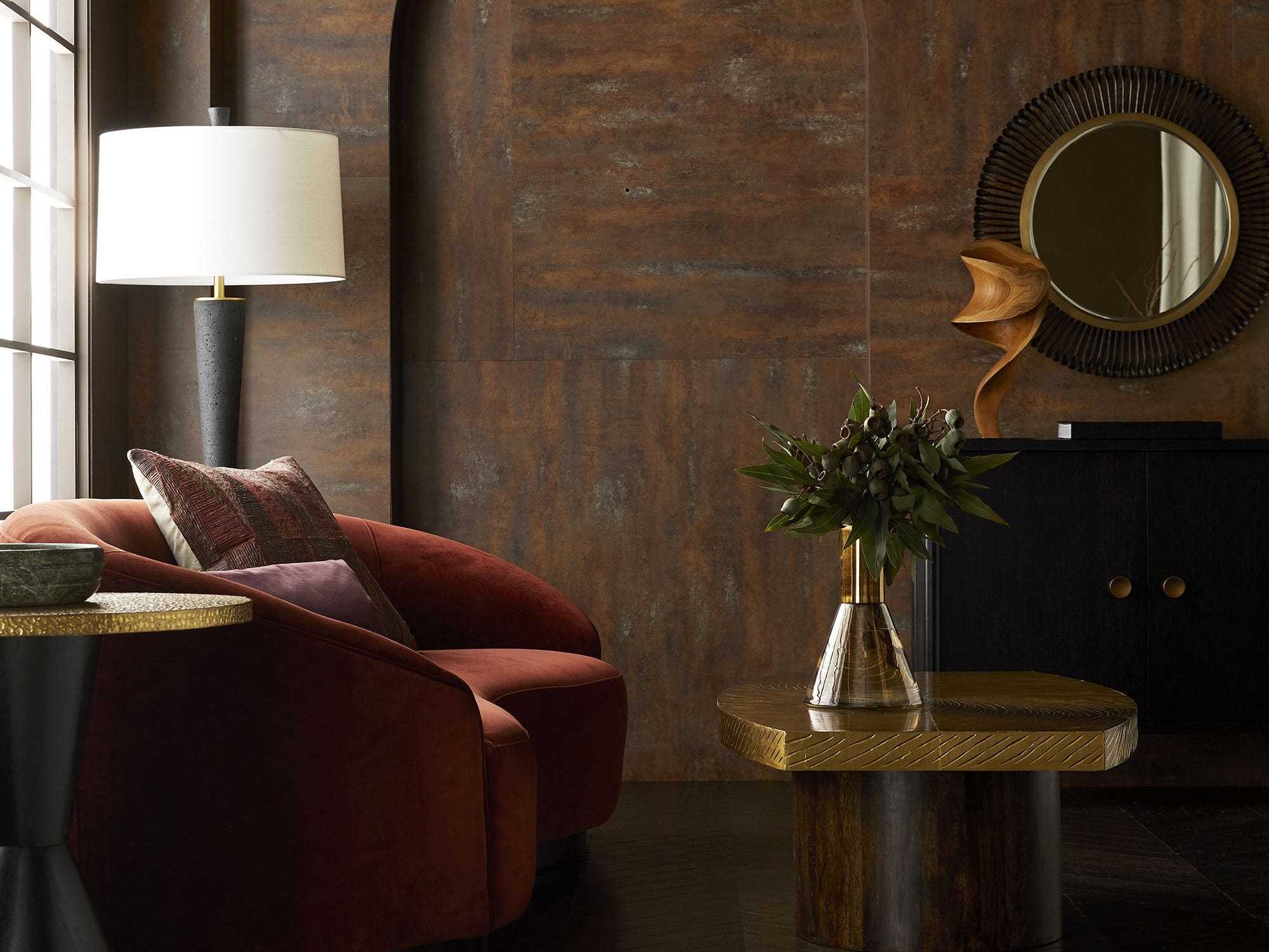 Das Arteriors Turner Small Sofa in einem Wohnzimmer neben einem Tisch und einer Lampe.
