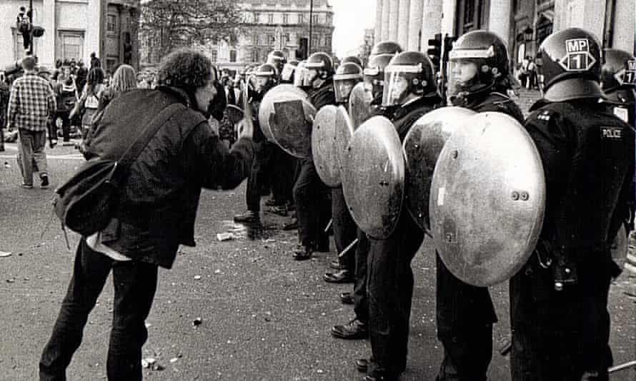 Harry Harrison spricht während einer CJB-Demonstration auf dem Trafalgar Square 1994 vor der Bereitschaftspolizei.