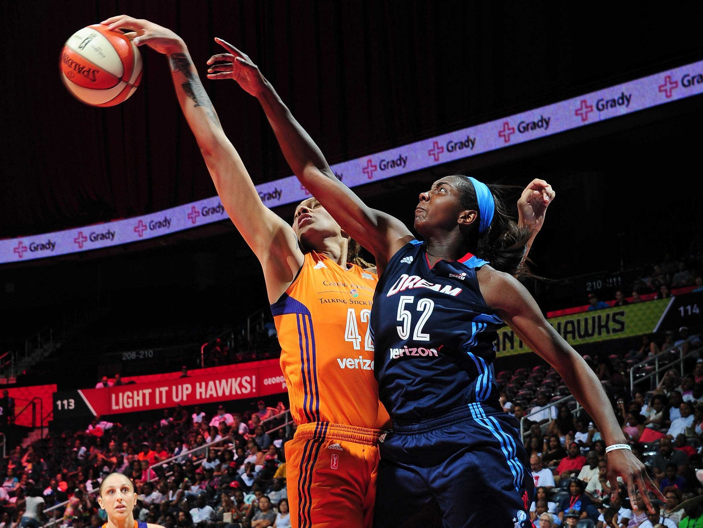 Brittney Griner und Elizabeth Williams treten bei einem WNBA-Spiel 2016 gegeneinander an.