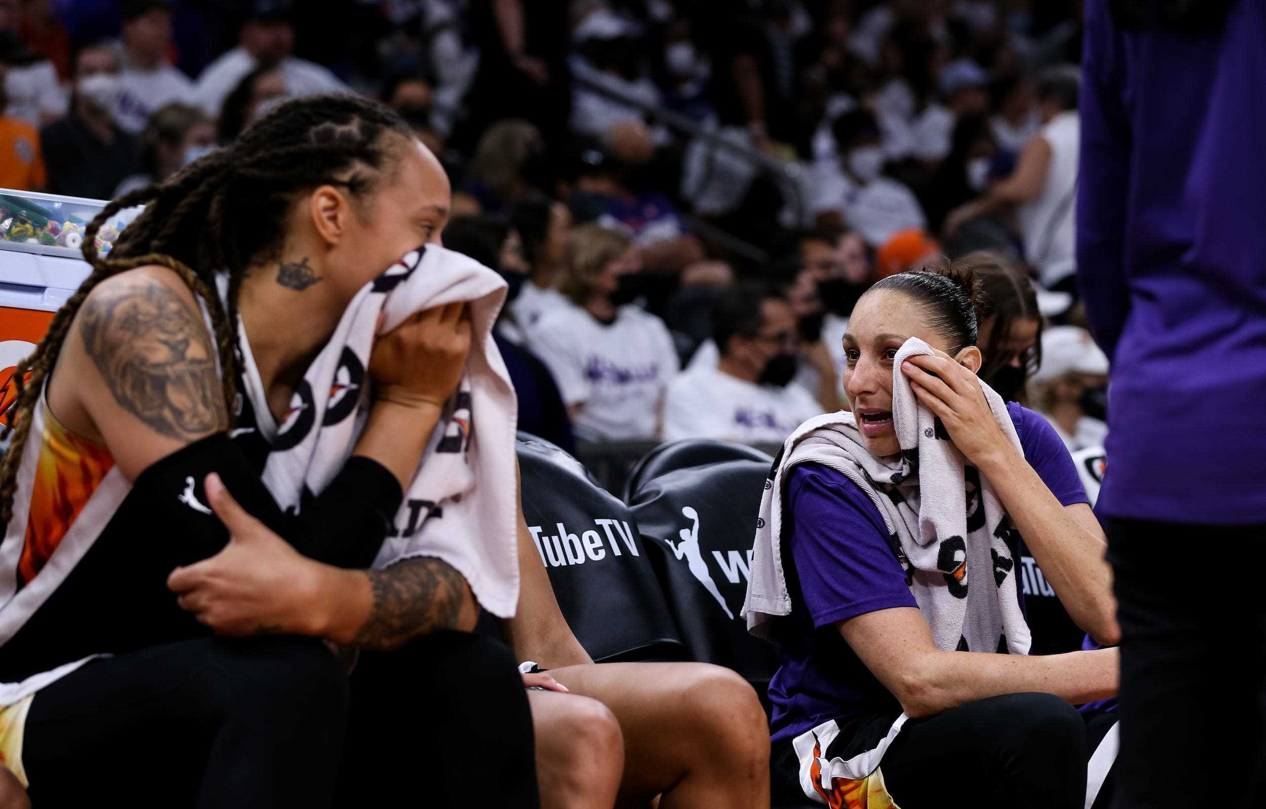 Die Superstars von Phoenix Mercury, Brittney Griner (links) und Diana Taurasi, plaudern während Spiel 1 der WNBA Finals auf der Bank.