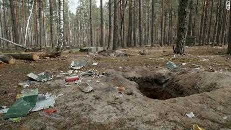 Überreste des russischen Militärlagers sind in einem Waldgebiet etwa eine Autostunde nördlich von Kiew zu sehen.