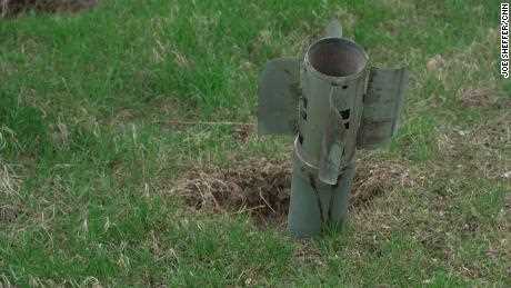 Eine Smerch-Raketen-Heckflosse befindet sich immer noch in Chernyshs Garten.