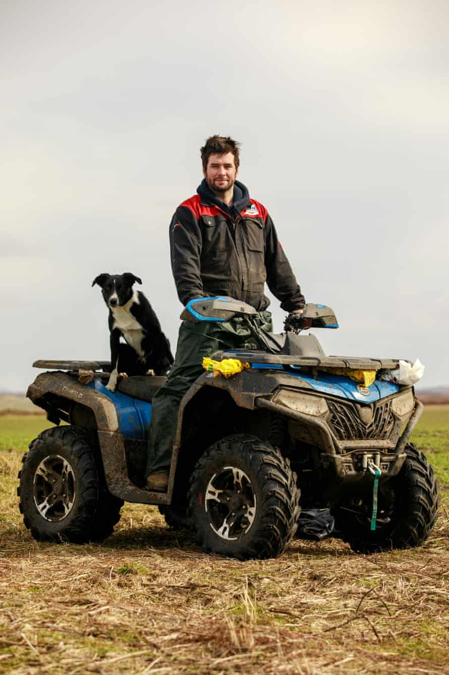 Islay-Farmer Andrew Jones auf einem Quad mit seinem Hund