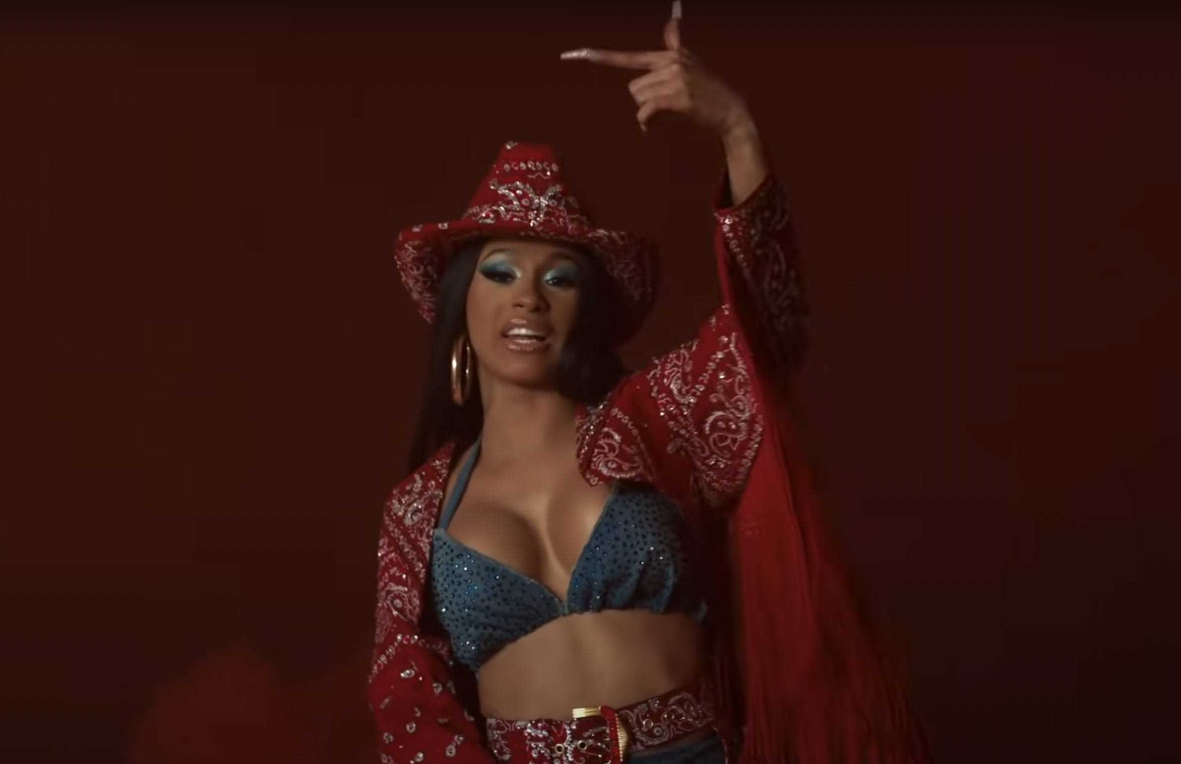 Das Bandana-Outfit von Cardi B im Video „Thotiana (Remix)“.