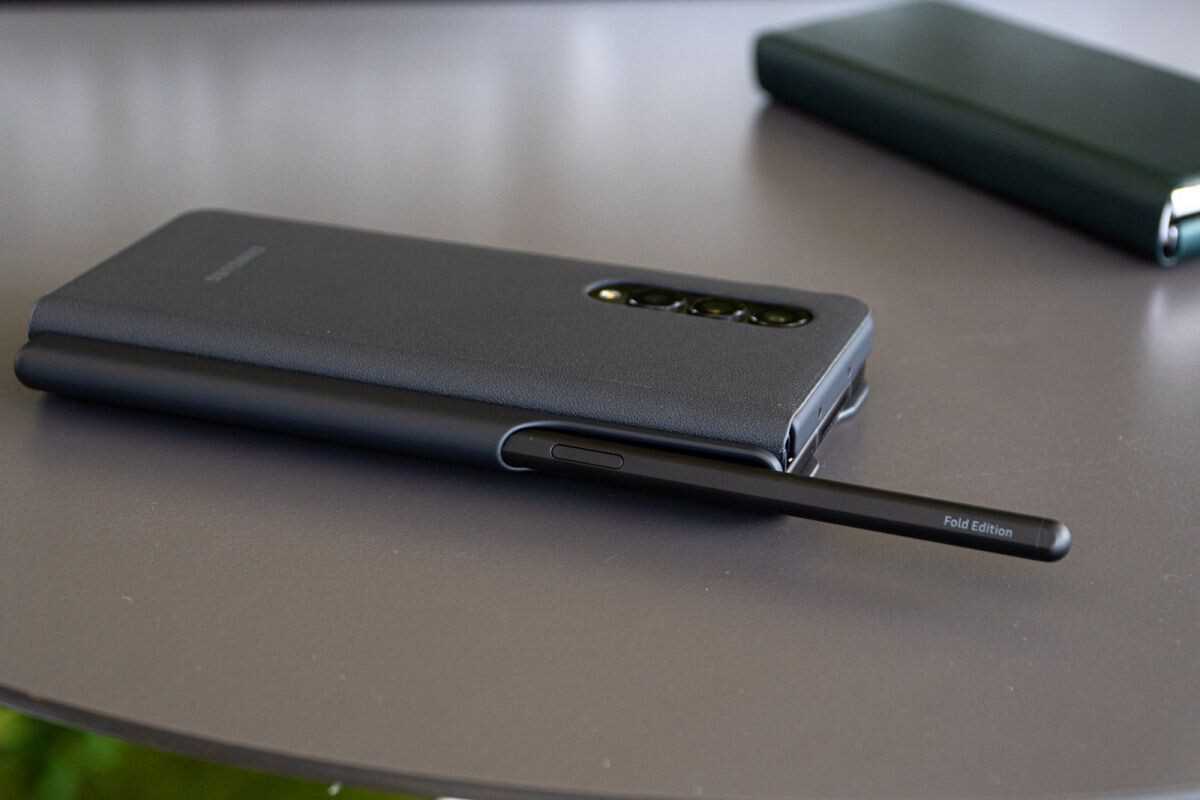 Galaxy Z Fold 3 mit separat erhältlichem Eingabestift und Hülle.  - „Sehr starke“ Markteinführung von Galaxy Z Fold 4 und Z Flip 4 und Preissenkungen könnten in Vorbereitung sein