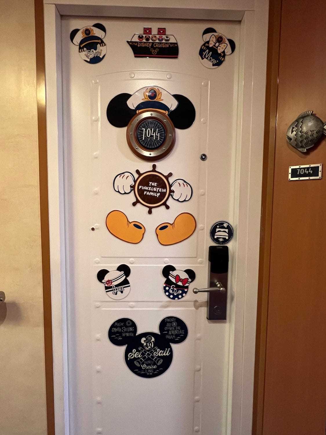 Die Tür, die Kathryn Finkelsteins Familie auf einer ihrer Disney-Kreuzfahrten entworfen hat.