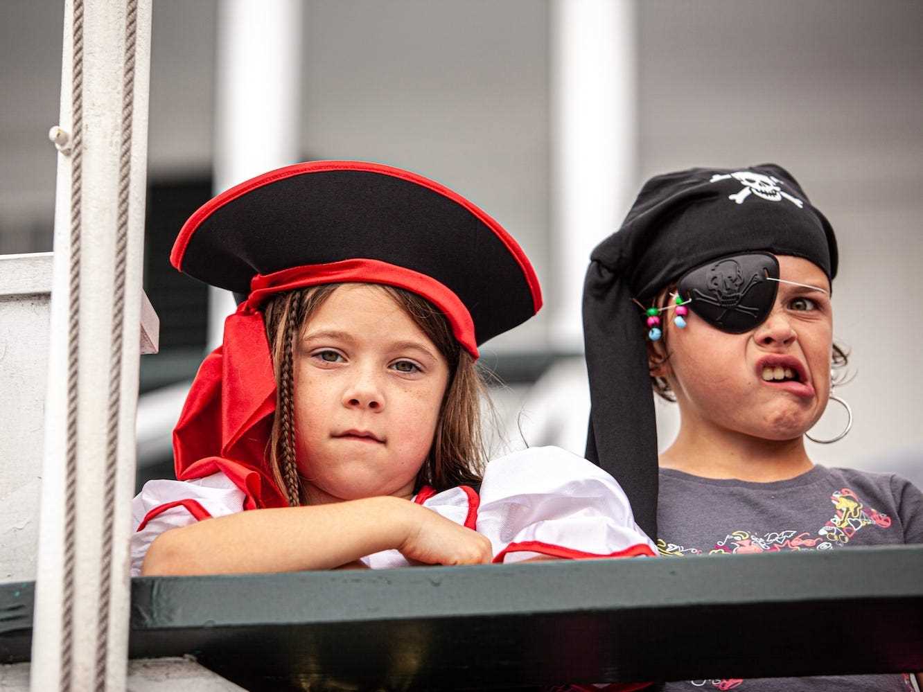 Zwei als Piraten verkleidete Kinder.