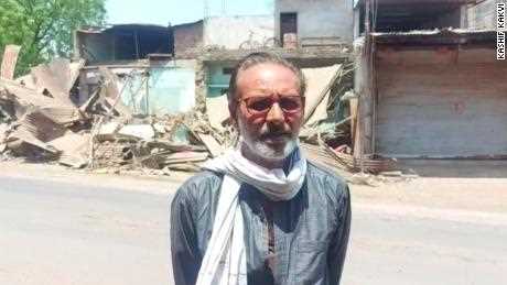 Ayub Khan steht vor seinen zerstörten Geschäften in Khagone, Madhya Pradesh.