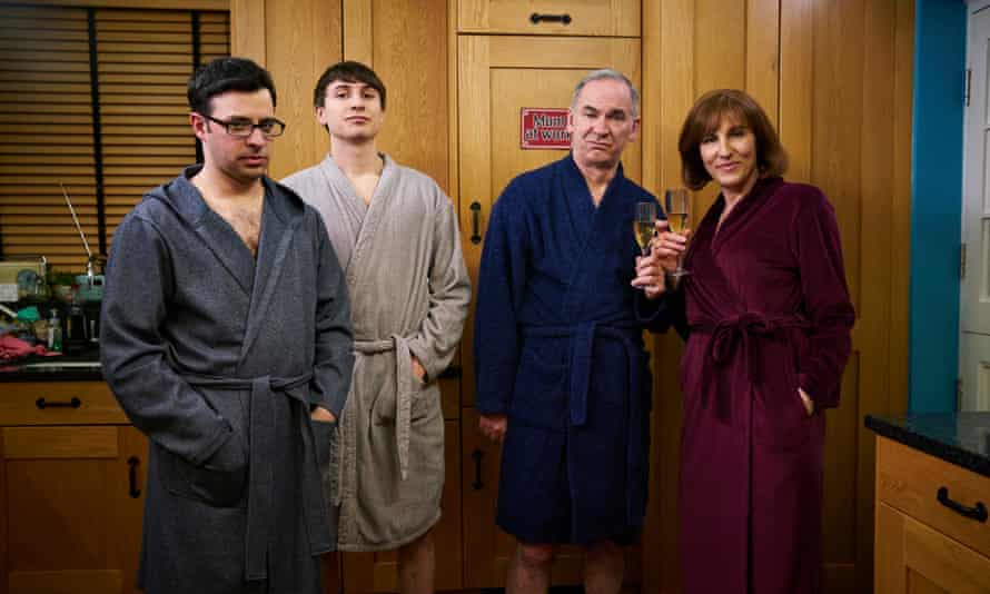 Simon Bird (links) als Adam in Friday Night Dinner, mit Tom Rosenthal als Jonny, Paul Ritter als Martin und Tamsin Greig als Jackie