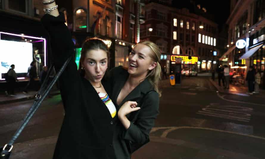 Lauren Bude und Millie Jones gehen zum Geburtstag einer Freundin ins Londoner Soho