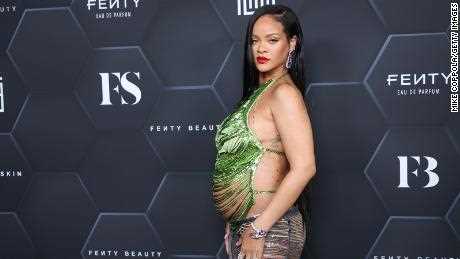 Rihanna posiert für ein Foto, während sie am 11. Februar in den Goya Studios in Los Angeles ihre Beauty-Marken Fenty Beauty und Fenty Skin feiert. 