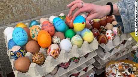 Osterkörbe werden komplett mit dekorativen Eiern mit ermutigenden Botschaften an die Soldaten verschickt.  Hier lautet eine Notiz: "Komm lebendig zurück"  während ein anderer sagt: 