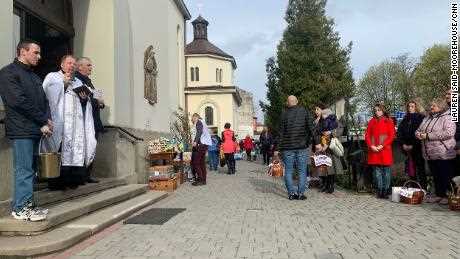 Ein Priester erinnert Gemeindemitglieder an Jesus'  Opfer von den Stufen der Kirche der Fürbitte der Heiligen Jungfrau in Lemberg, Ukraine, am 23. April 2022. 