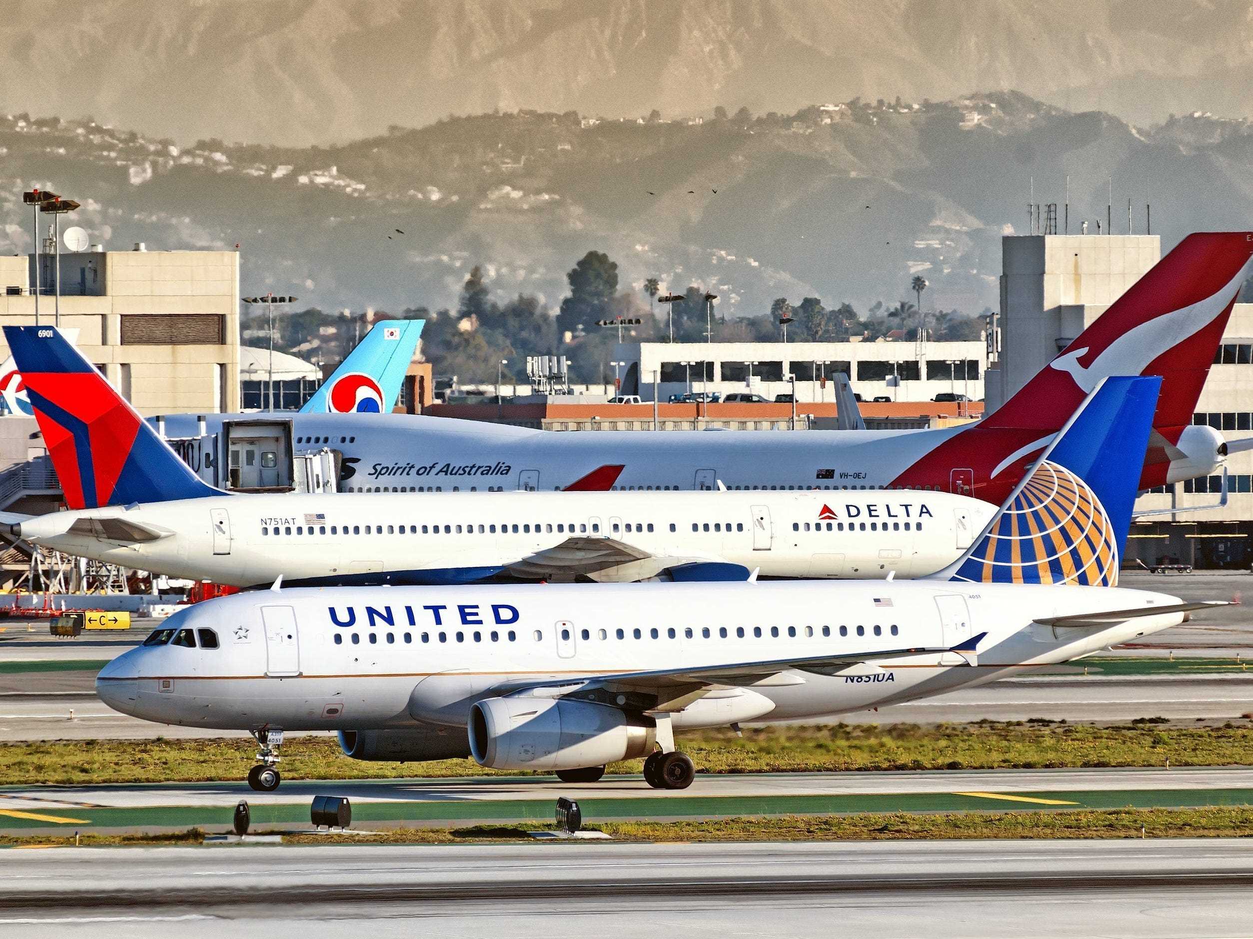 Flugzeuge von United Airlines und Delta Air Lines