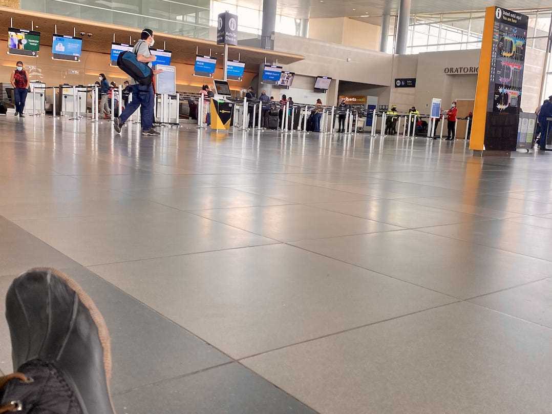 Warten am Flughafen von Bogota in Kolumbien auf einen weiteren Flug.