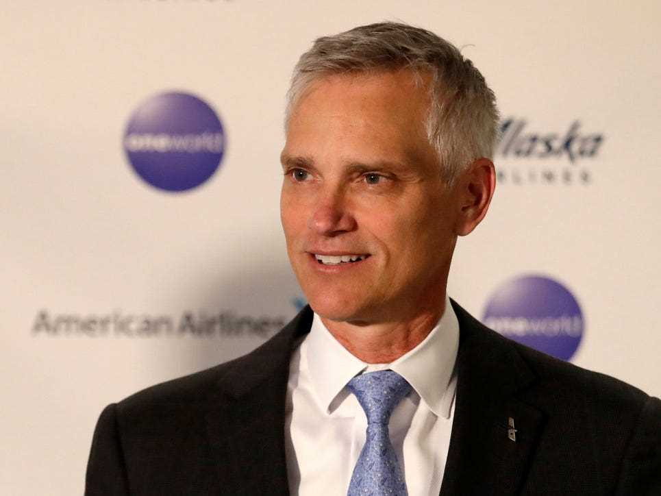 Der neue CEO von American Airlines, Robert Isom, spricht auf einer Pressekonferenz über die neue Partnerschaft des Unternehmens mit Alaska Airlines im Februar 2020.