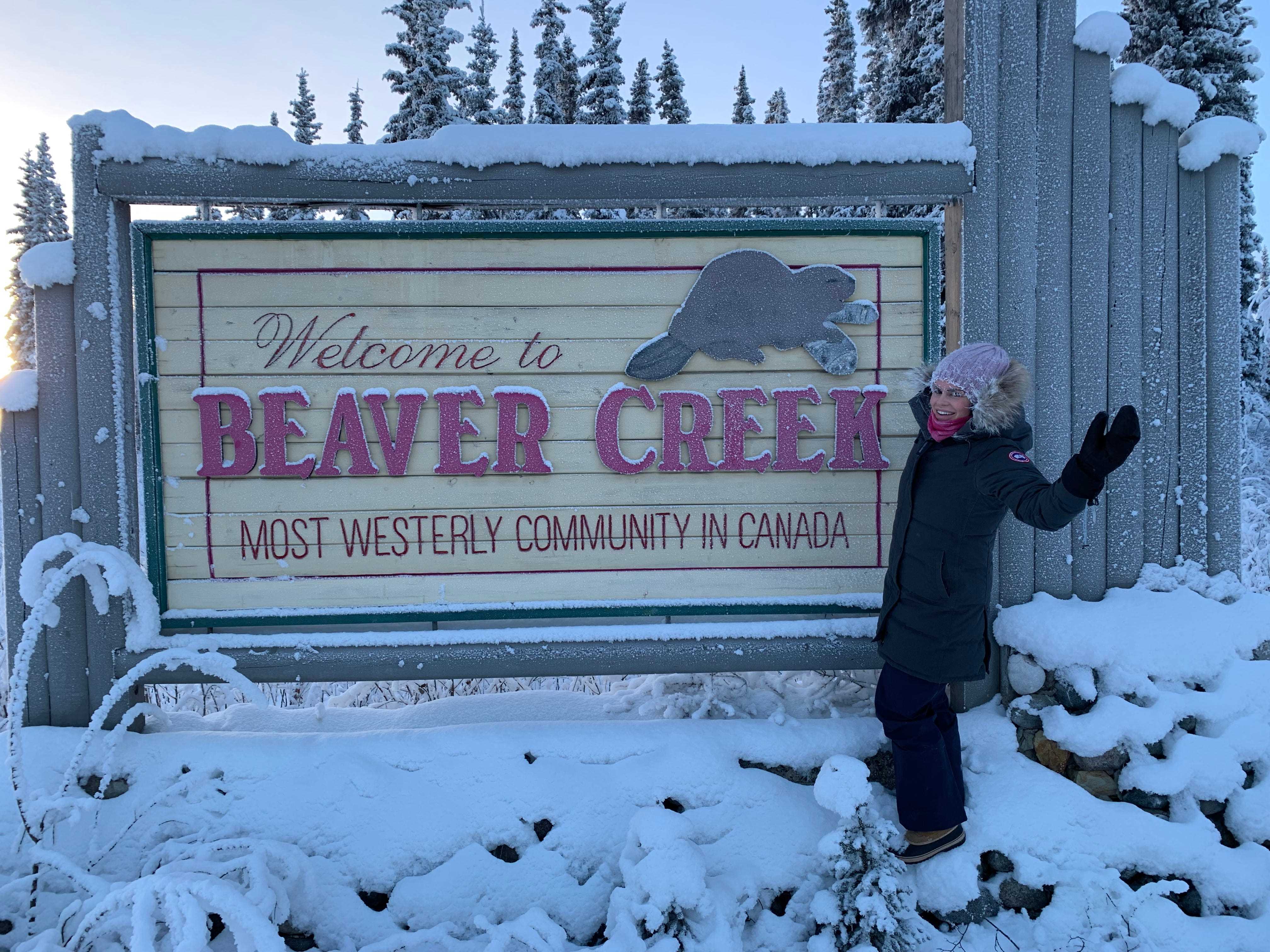 Hilary steht neben dem Welcome to Beaver Creek-Schild im Schnee