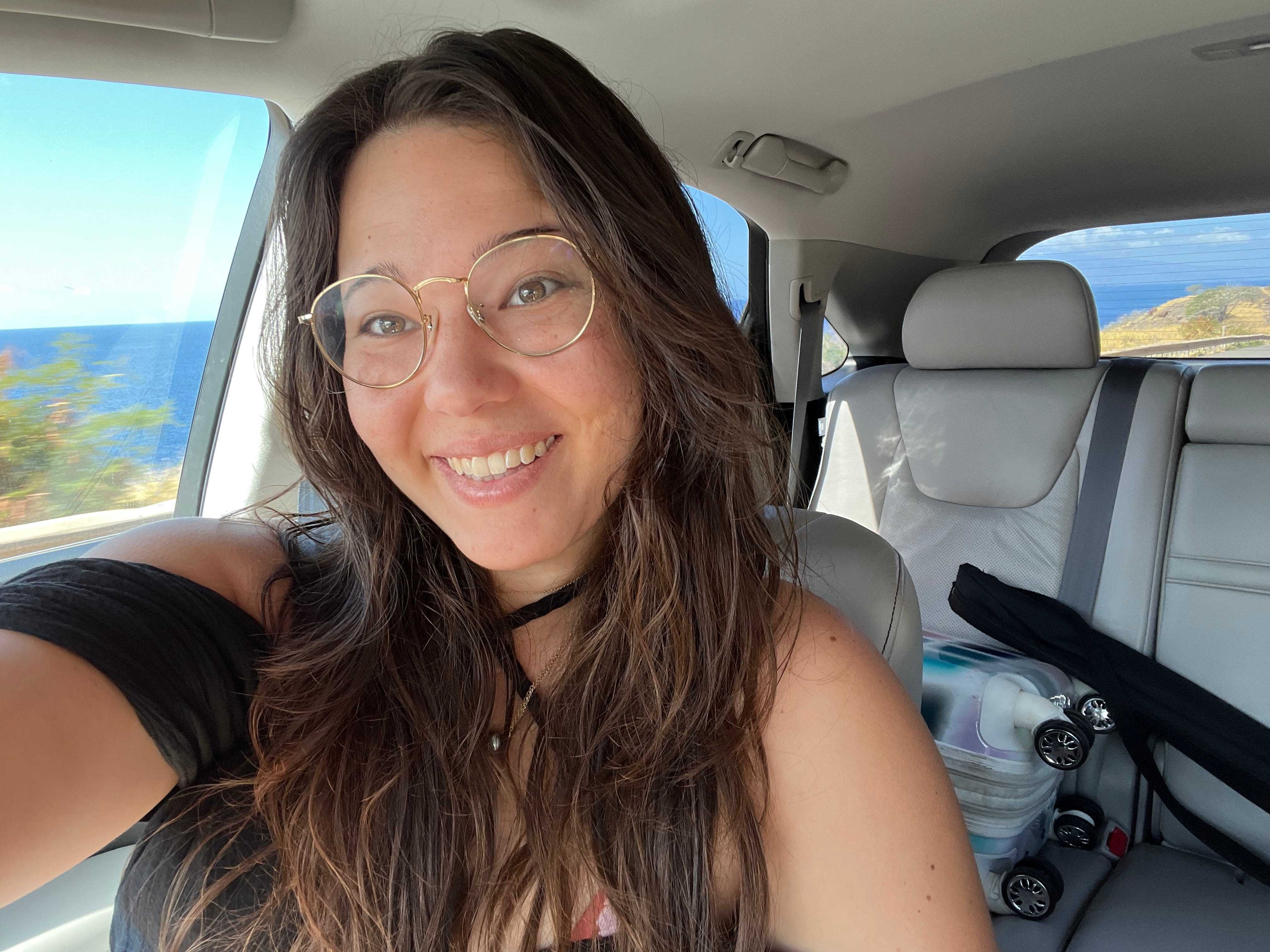 Der Schriftsteller macht ein Selfie in einem Auto