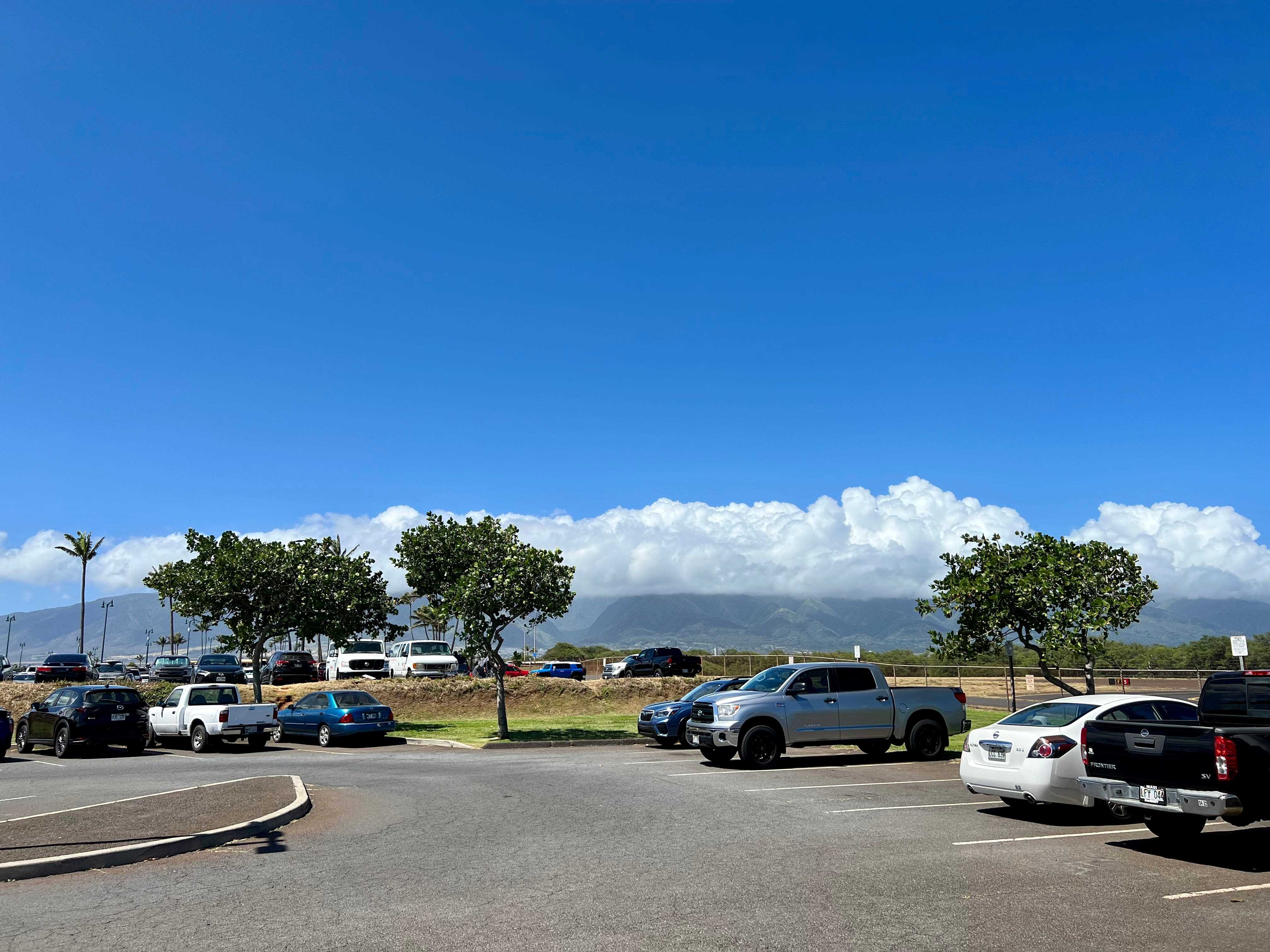 West Maui Mountains vom Pendlerterminal aus gesehen, in dessen Nähe einige Autos geparkt waren