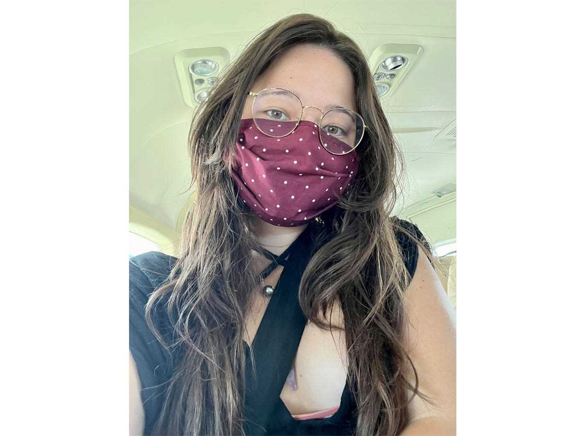 Der Schriftsteller schnallte sich im Flugzeug an und trug eine Gesichtsmaske mit Tupfen darauf