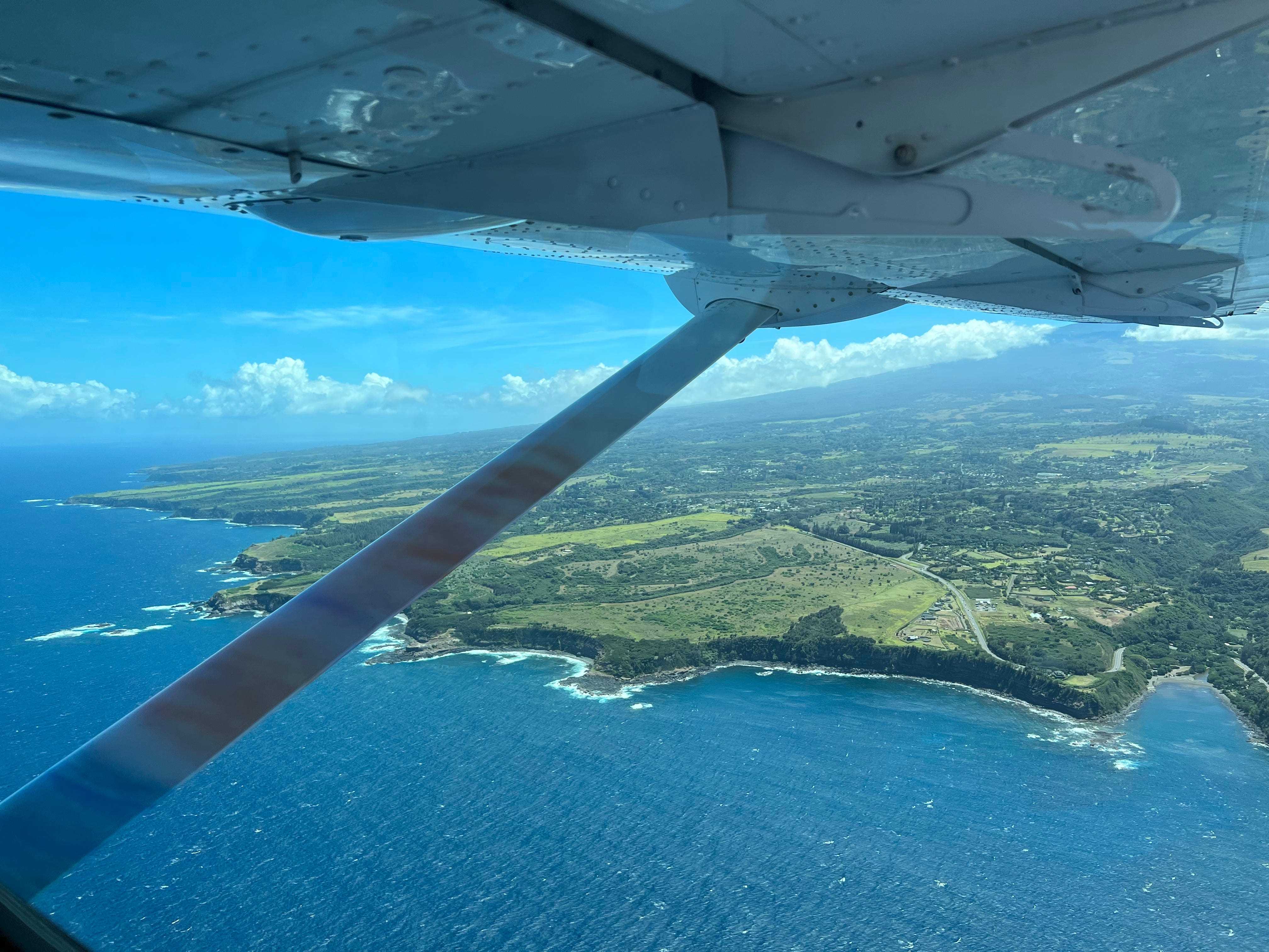Ein Blick aus dem Flugzeug mit dem Flügel im Blick, Blick auf den Maui Country Club in Paia.