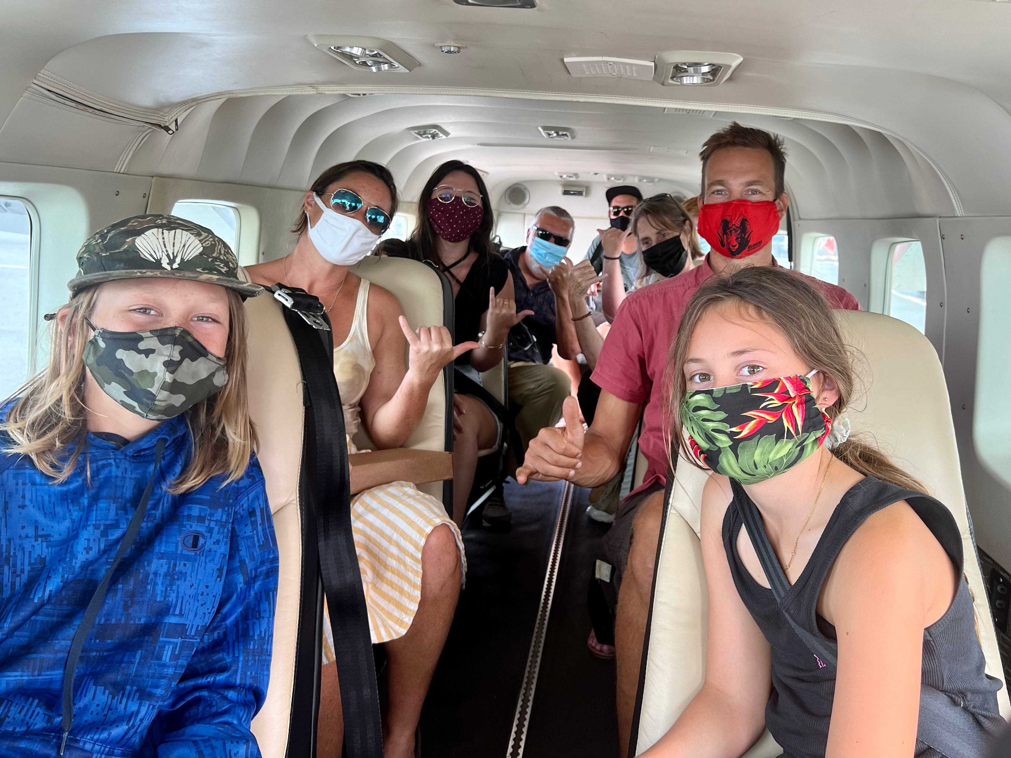 ein Foto aller Passagiere im Flugzeug, die Masken tragen