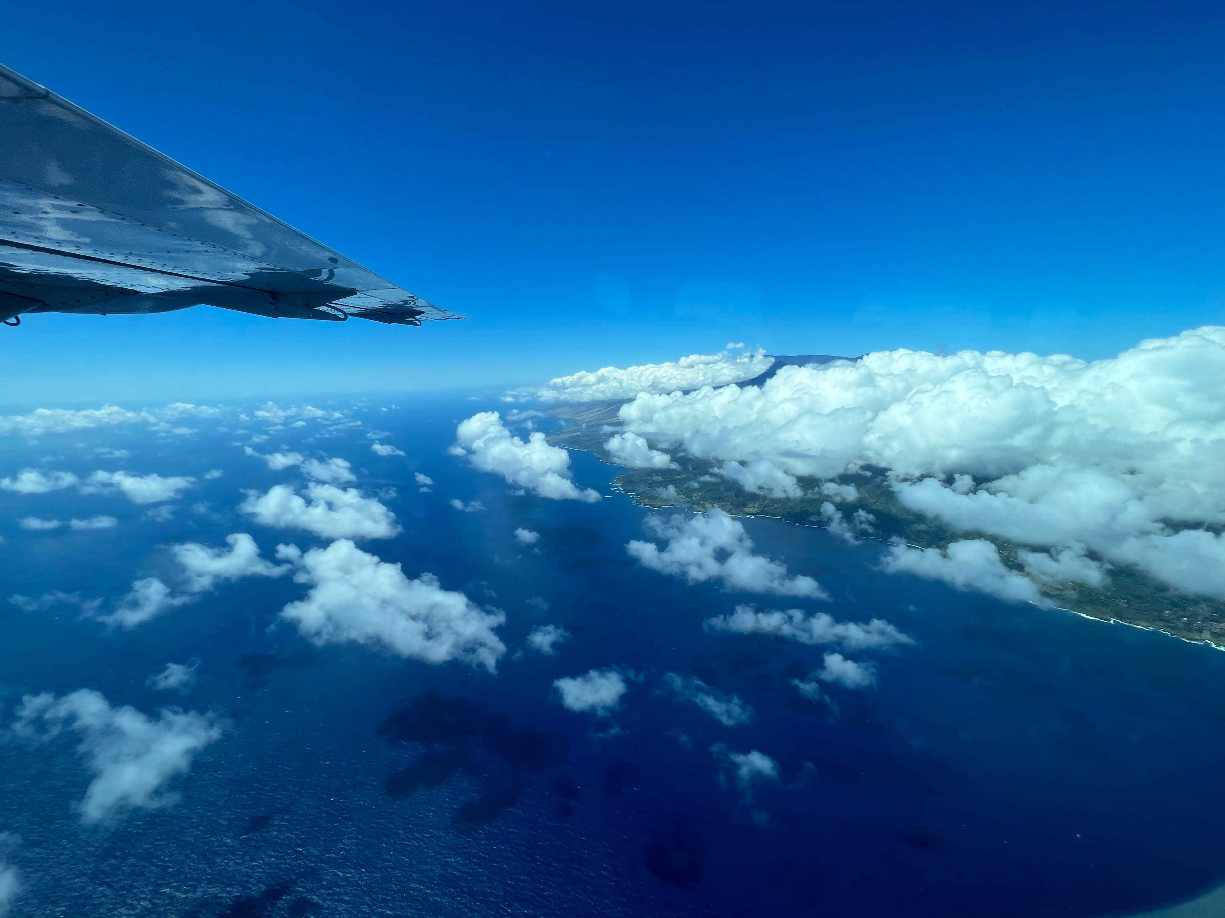 ein Blick auf das blaue Wasser aus dem Flugzeug