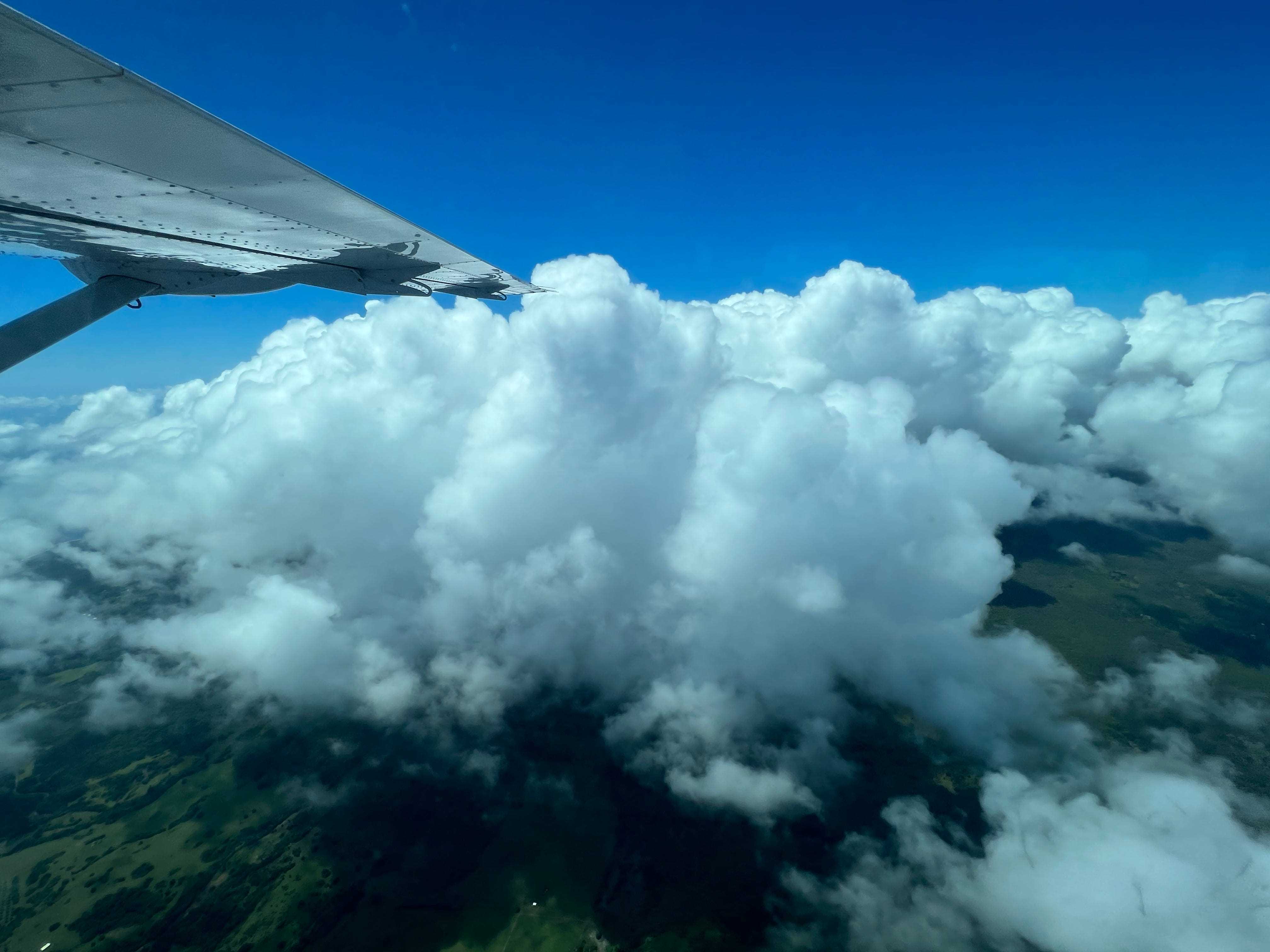 Weiße, geschwollene Wolken über Maui, Blick aus dem Flugzeug