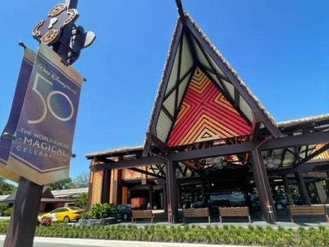 Außenaufnahme des Haupteingangs des polynesischen Resorts in Disney World