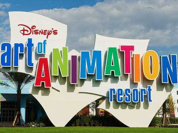 Außenaufnahme des Haupteingangsschildes im Art of Animation Resort in Disney World