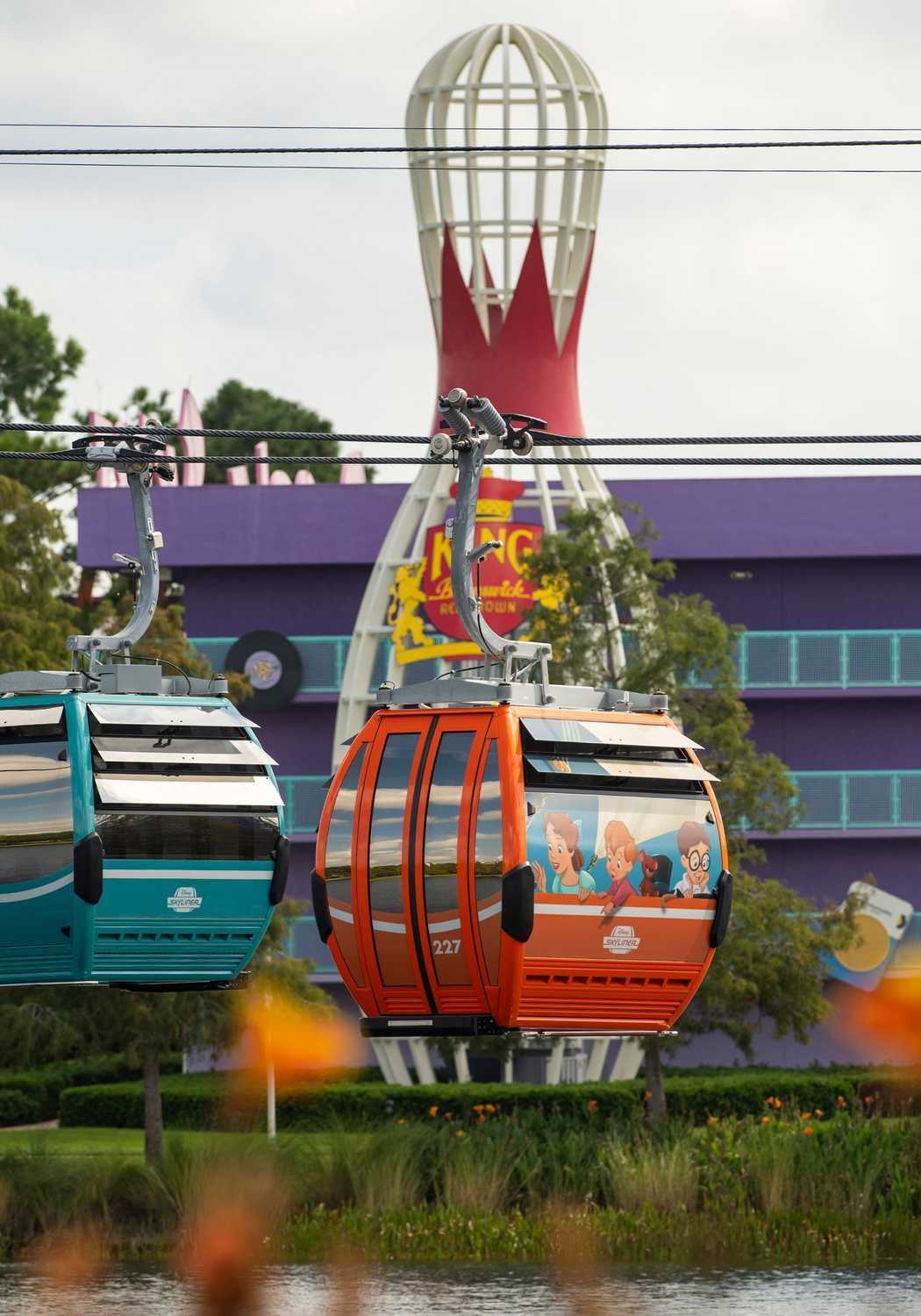 Skyliner, der an den Wänden der Bowlingkugel im Pop Century Resort in Disney World vorbeifliegt
