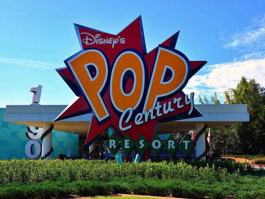 Aufnahme des Haupteingangsschildes im Pop Century Resort in Disney World